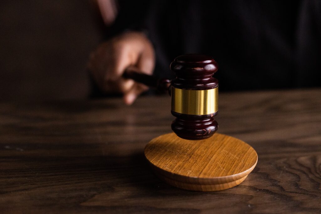 Le marteau d'un commissaire-priseur frappant son socle